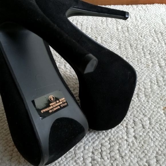 NEW Never Been Worn Black Suede Pumps - Picture 4 of 5